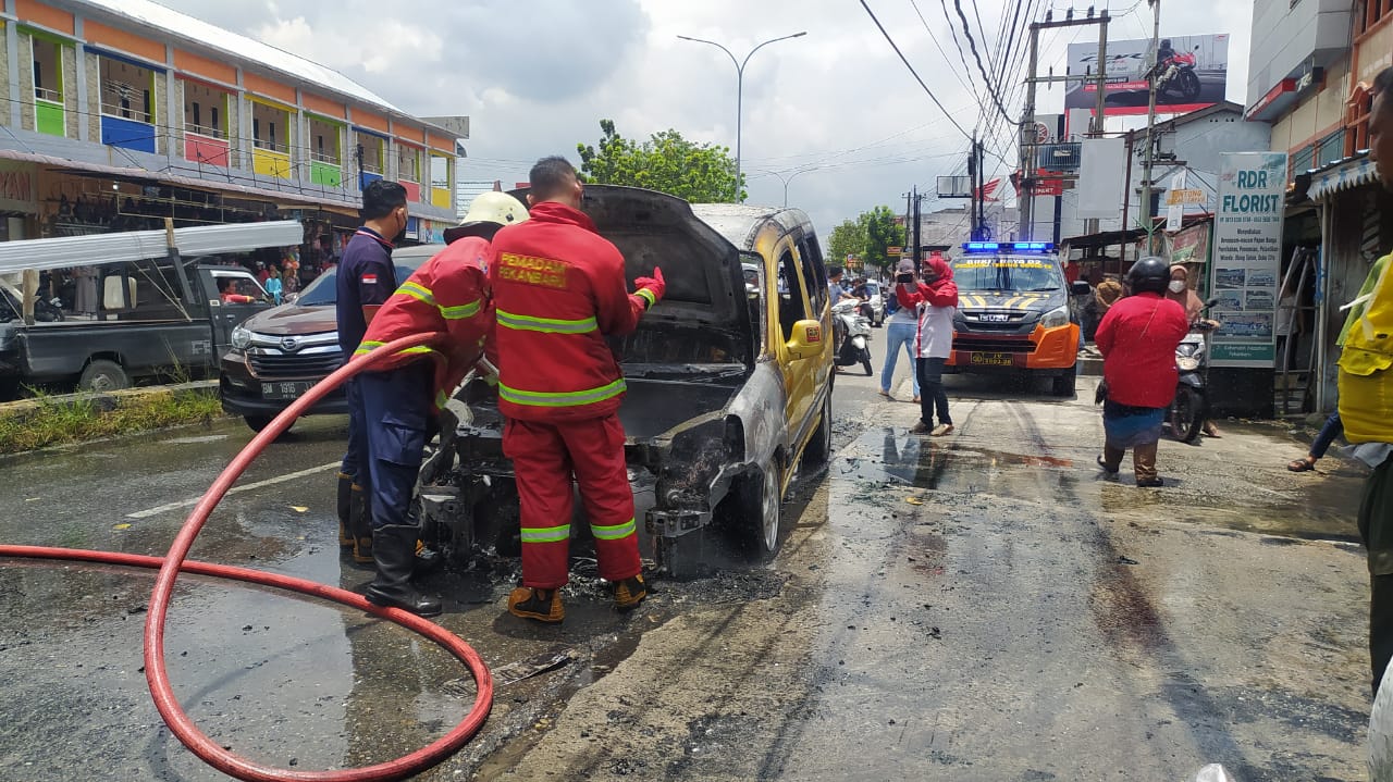 Diduga Karena Korsleting, Satu Mobil Terbakar di Jalan Kaharuddin Nasution Pekanbaru