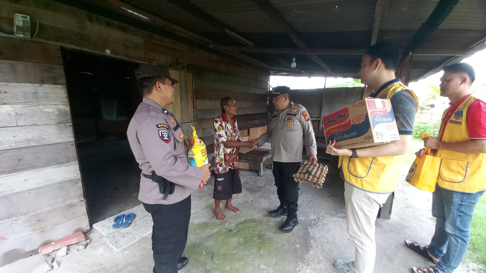 Polsek Mandau Kirim Bantuan Sembako untuk Jaga Kondusifitas Pasca Pilkada Serentak 2024