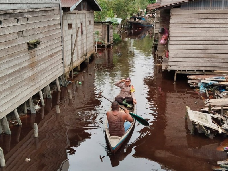Susuri Sungai Simbar di Inhil, Aipda Zulham Sampaikan Pemilu Damai 2024