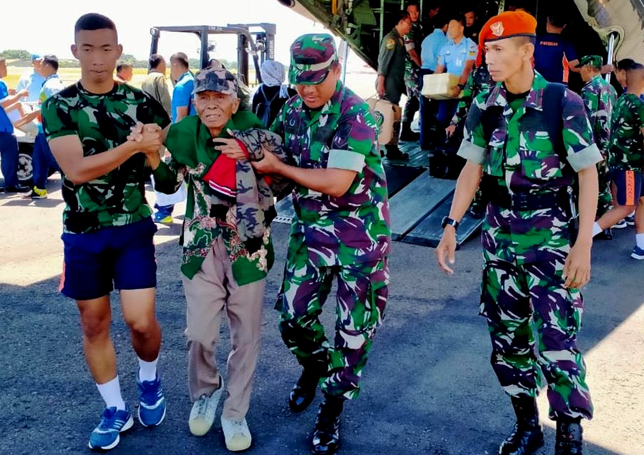 Hargai Sesepuh, Yonko 462 Paskhas Antarkan Purnawirawan Kopasgat Menuju Kampung Halaman