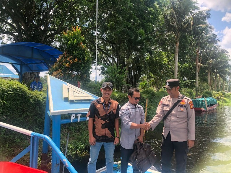 Kanit Binmas Polsek Pulau Burung Sambangi Karyawan PT. RSUP, Imbau Agar Tidak Percaya Berita Hoaks Jelang Pilkada Riau 2024