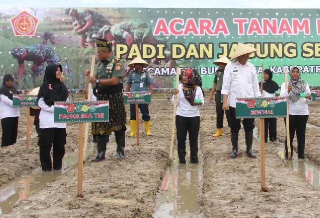 Ita Tak Menyangka Jadi Pendamping Jenderal Gatot Menanam Jangung