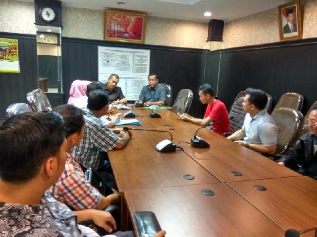 Kios Disegel Pengelola, Pedagang Plaza the Central Mengadu ke DPRD Pekanbaru