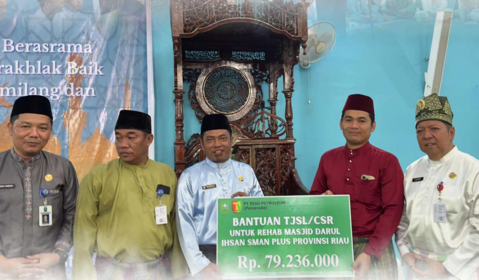 PT Riau Petroleum Serahkan Bantuan CSR untuk Masjid Darul Ihsan SMAN Plus Riau