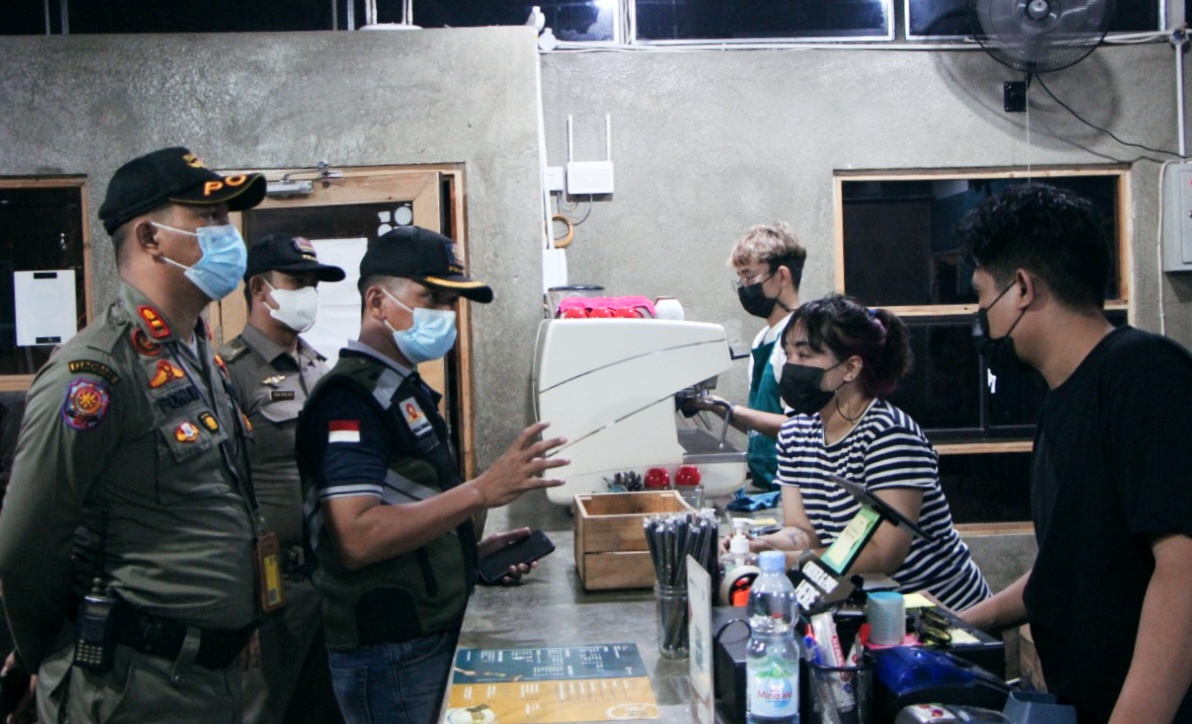 Sejumlah Pelaku Usaha Diberi Surat Teguran dan Penyegelan, Kursi Disita