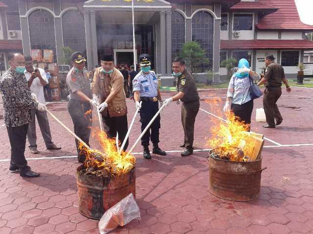 Kejari Bengkalis Musnahkan 3,1 Kg Narkoba dan 4 Senpi