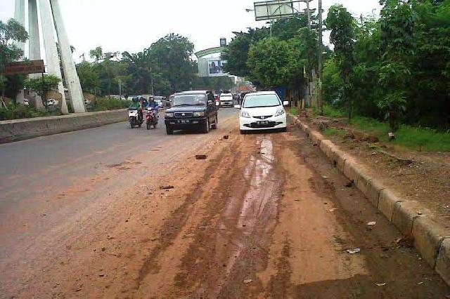 Masyarakat Keluhkan Tanah timbun Berserak di Simpang Arifin Ahmad