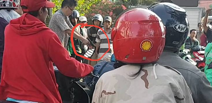 Warga Keturunan Todongkan Pistol ke Seorang Pria, Mampus Lu..Tembak Nanti Lu