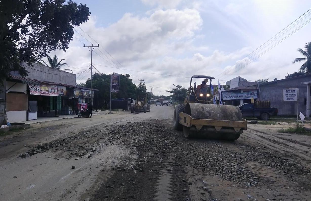 Gubri Abdul Wahid Genjot Perbaikan Jalan Poros di Rohil dan Rohul