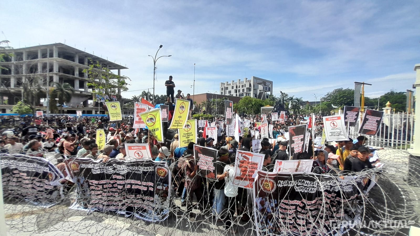 Tolak Pengusiran dari TNTN, Warga Enam Desa di Pelalawan Demo di Kantor Gubernur Riau
