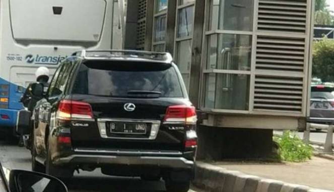 Polisi Ungkap Pemilik Mobil B 1 UNO yang Terobos Busway