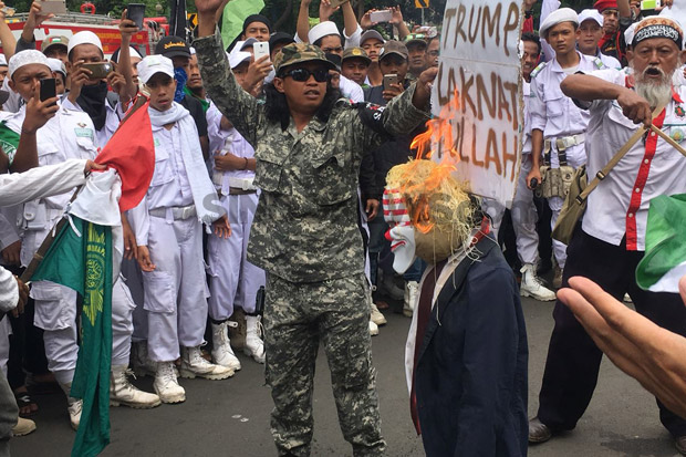 Demo Kedubes AS, Massa Bakar Badut Bertuliskan Trump Laknatulloh