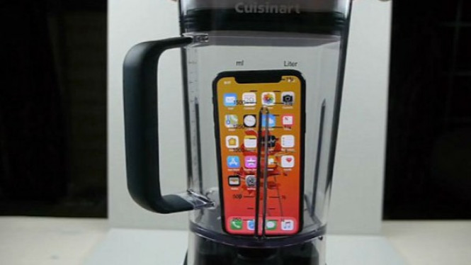 Sadis, Youtuber Ini Blender iPhone X Lalu Meminum Jusnya