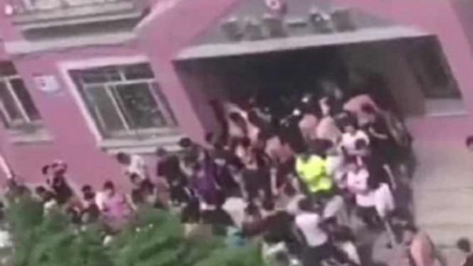 Ketahuan, Pencuri Dipukuli oleh Ratusan Pelajar Kung Fu