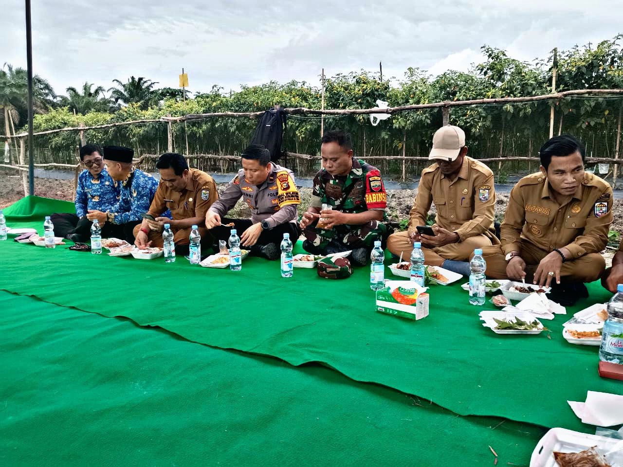 Duduk Bersila, Ipda Jerri Apresiasi Upika Atas Dukungan dan Netralitas Pilkada