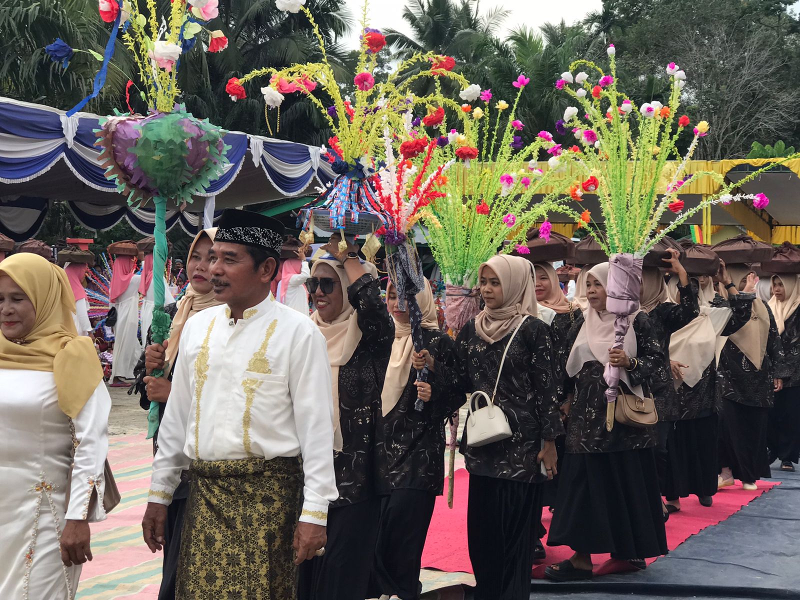 Pawai 14 Desa Tandai Pembukaan Festival Pacu Jalur di Inuman