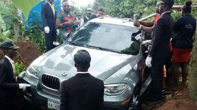 Meninggal, Anak Kubur Ayahnya di Dalam Mobil BMW Rp1,2 Miliar