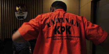 Kenakan Baju Tahanan, Wakil Ketua DPRD Riau di Periksa KPK