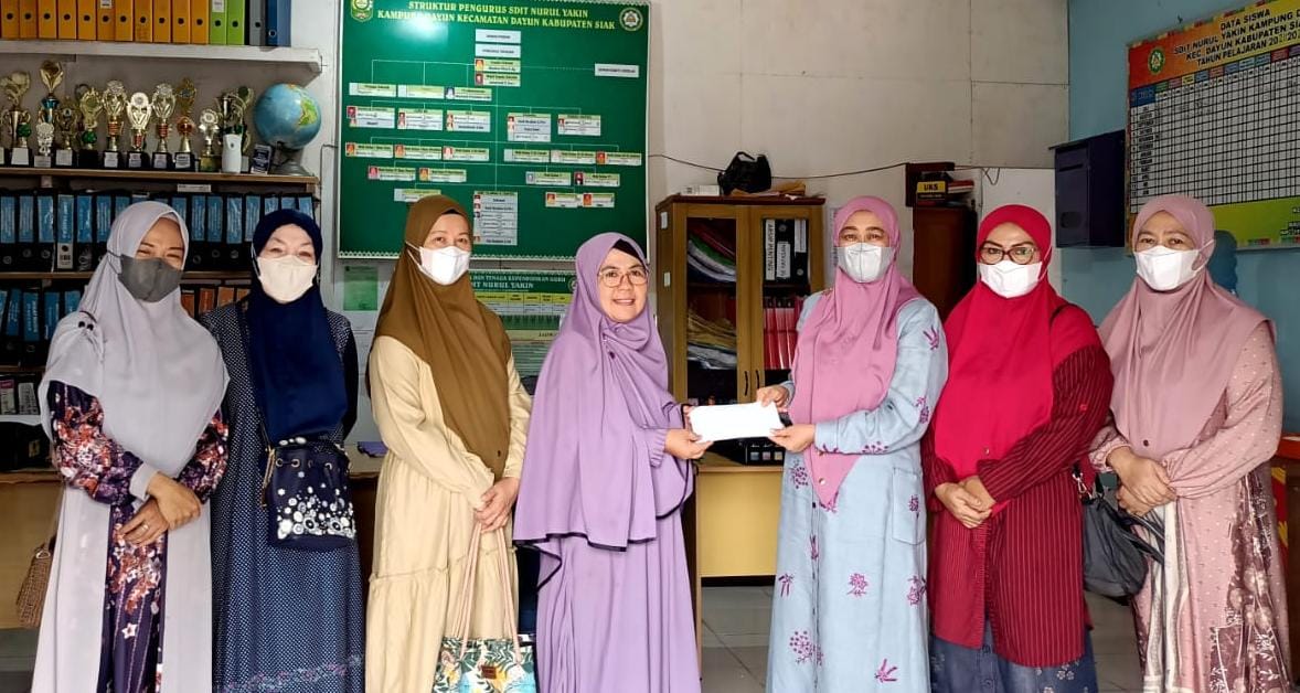 Celengan Istri Bupati Siak dan Pengurus PKK Disumbangkan ke Pondok Pesantren