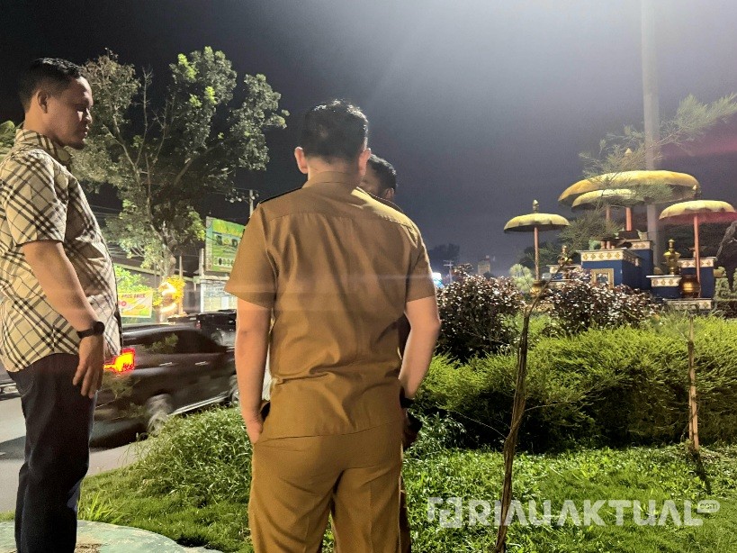 Malam Hari, Wako Agung Nugroho Tinjau Monumen Payung: Jaga Keindahan, Rawat Aset Kota