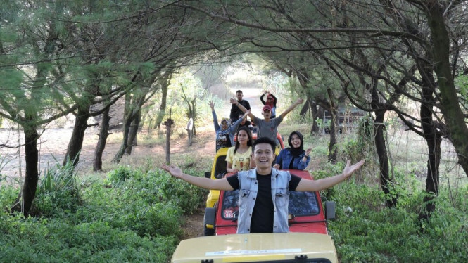 Berburu Sunset Sambil Naik Jeep di Pantai Samas