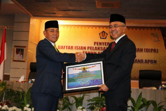 Bupati Harris Terima Piagam Penghargaan LKPD 2015 WTP Murni Tanpa Catatan dari Kemenkeu RI