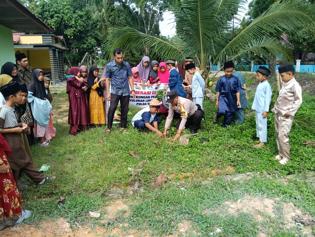 Polsek Rimba Melintang Tanam 25 Pohon Dukung Program 21.000 Pohon Kapolda Riau