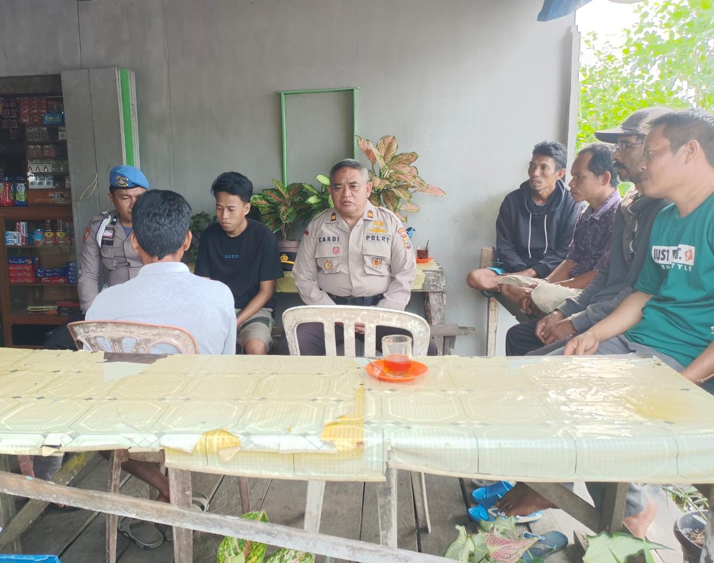 Sambangi Penambang Sampan, Kapolsek Enok Bangun Cooling System