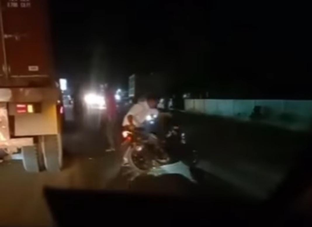 Lagi Laka Akibat Pemotor Saat Mendahului Truk Terjadi di Kampar