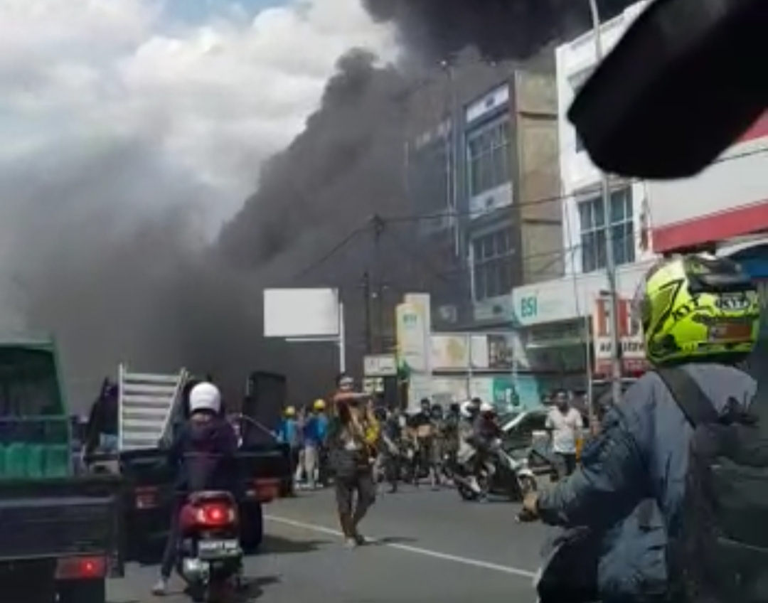 Asap Hitam Penuhi Langit Jalan Harapan Raya