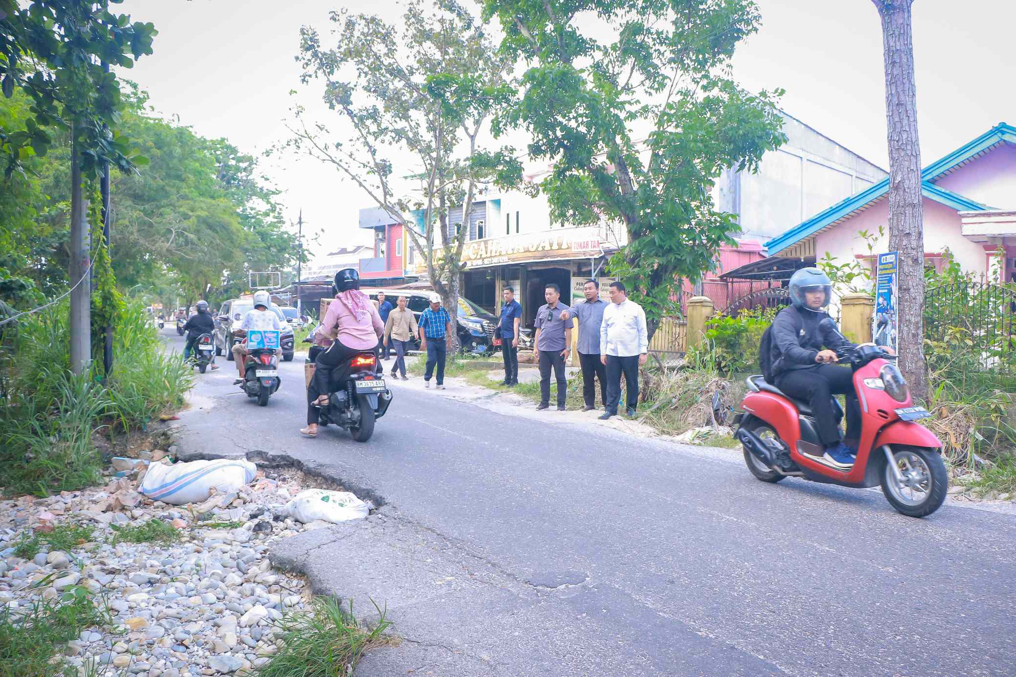 Tinjau Jalan Amblas di Srikandi, Wawako Pekanbaru Pastikan Segera Diperbaiki