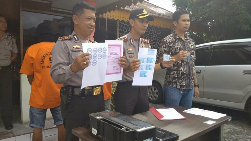 Lewat Penyamaran, Polisi di Pekanbaru Berhasil Tangkap Pelaku Pembuat KTP Palsu