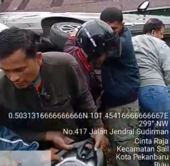 Dihantam Daihatsu Sigra, Pemotor di Pekanbaru Meregang Nyawa