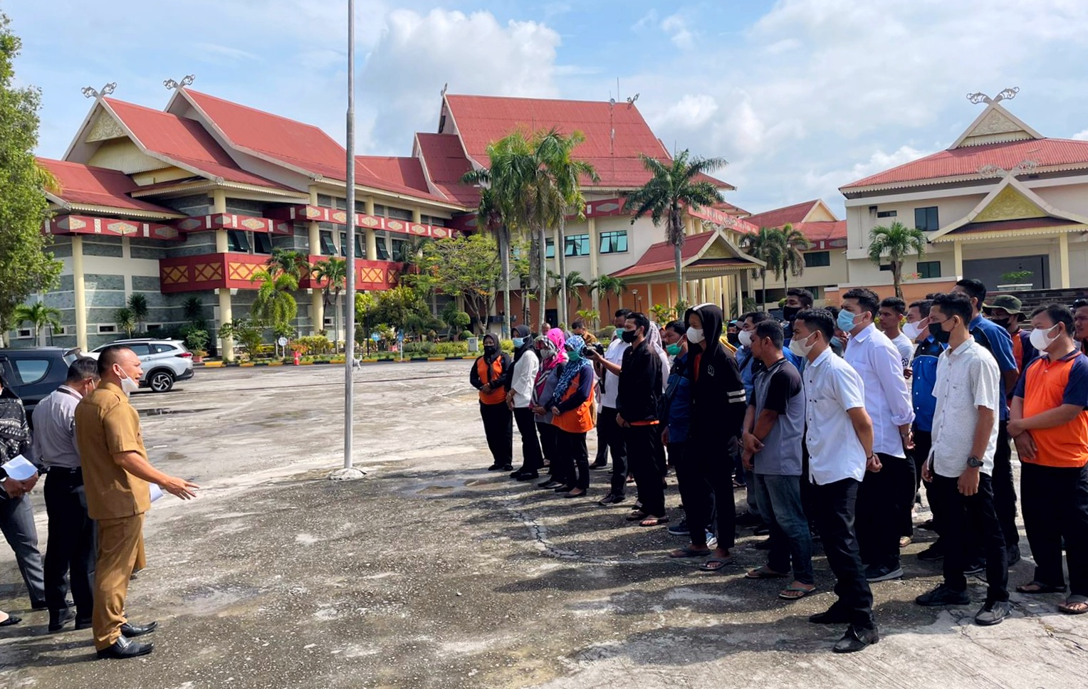 Uun Tepis Simpang Siur Jumlah Petugas Kebersihan di DPRD Riau