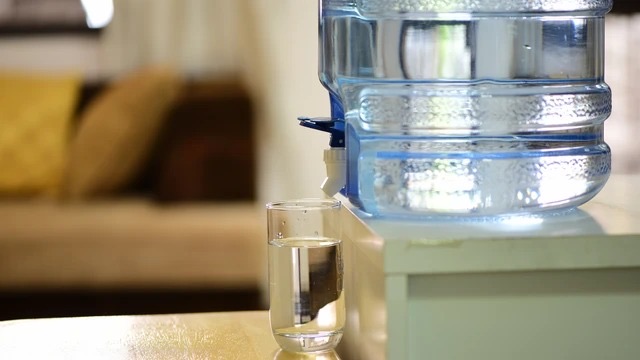 Cara Mudah Hilangkan Mikroplastik di Dalam Air Minum