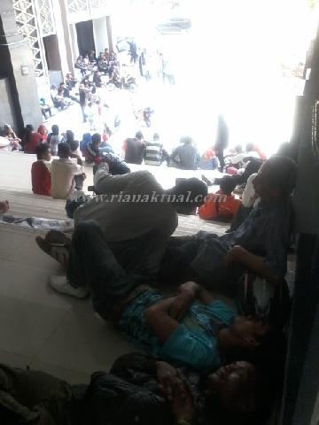 Pedagang PJ Bertahan di Gedung DPRD Pekanbaru