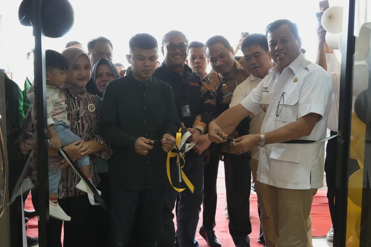 Hadiri Grand Opening Barbershop, Bupati Kuansing Dorong Pertumbuhan Ekonomi Kreatif