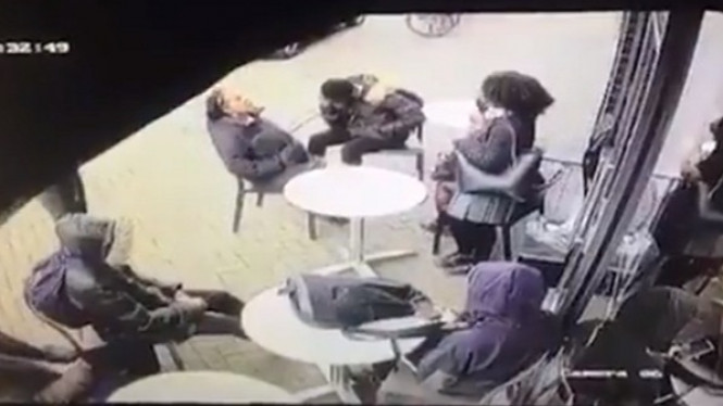 Cuma Duduk di Kedai, Kelompok Remaja Disiram Air Pel