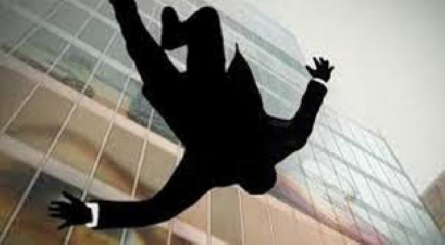 Breaking News : Seorang Pria loncat dari Lantai 4 Hotel Grand Central
