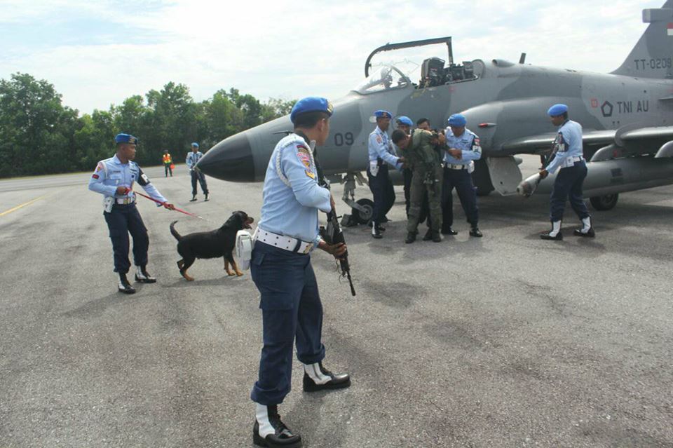 Bergemuruh, Pesawat Tempur Lanud Rsn Pekanbaru Simulasi Turun Paksa Pesawat Asing