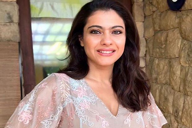 Aduh Kasihan, Si Cantik Kajol Terpeleset Saat Jalan di Mal