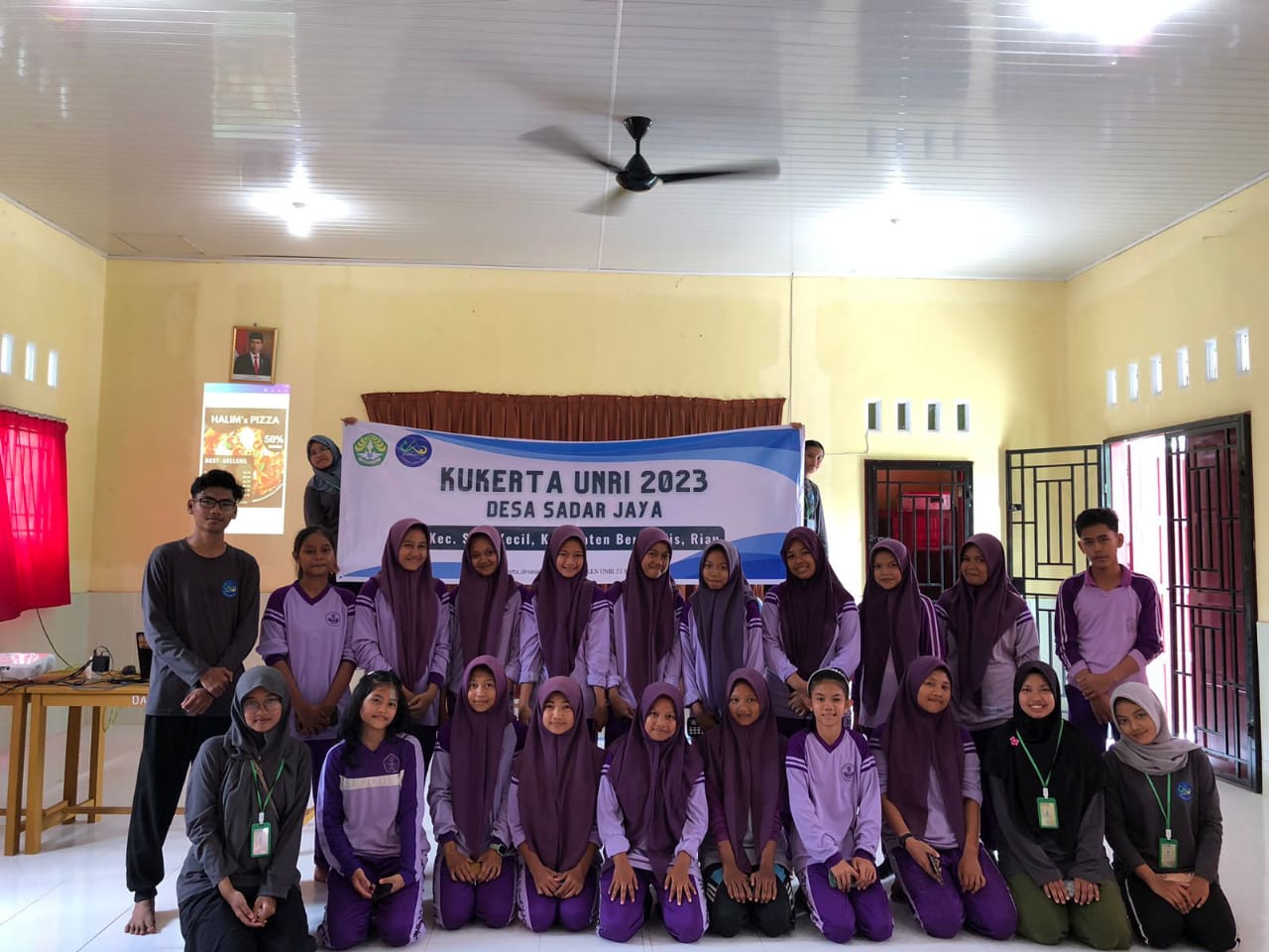 Mahasiswa KUKERTA UNRI adakan Kelas Desain Grafis Tingkat SMP dan SMA di Desa Sadar Jaya