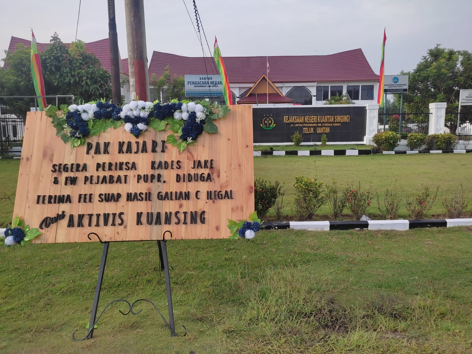 Kajari Kuansing Dikirimi Papan Bunga Berisi Pesan Periksa Kades Jake