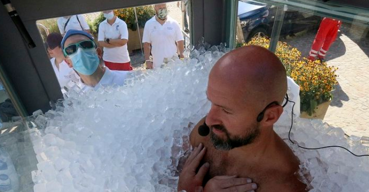 Pria Austria Cetak Rekor Berendam Di Es 2,5 Jam