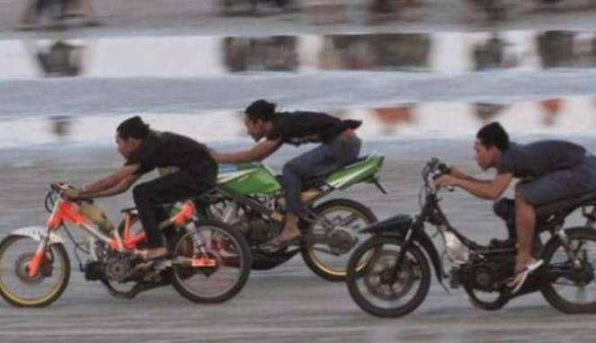 Ngebut Naik Motor Ternyata Merusak Telinga, Kata Hasil Riset