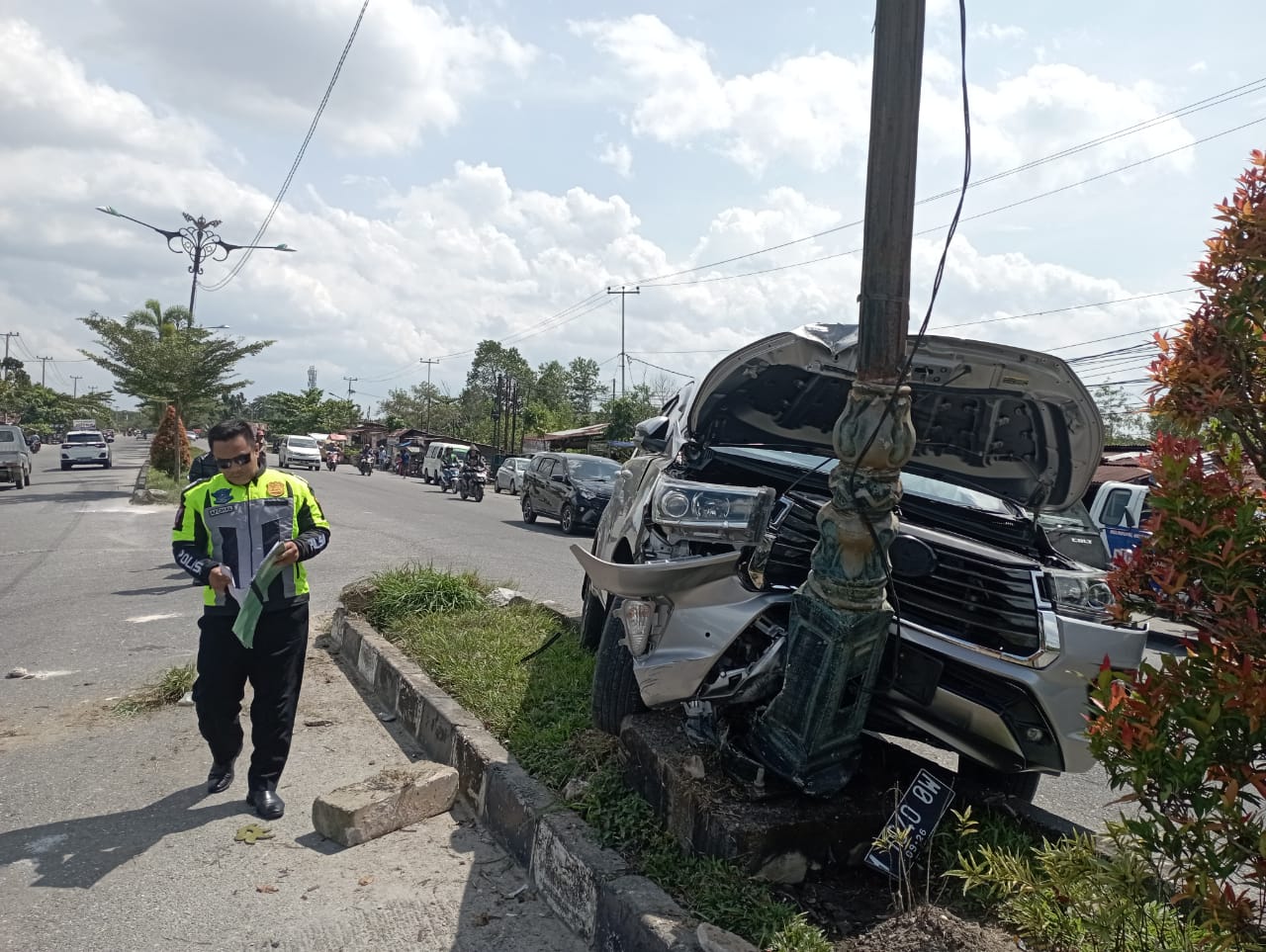 Hilang Kendali, Toyota Innova Ringsek Panjat Trotoar