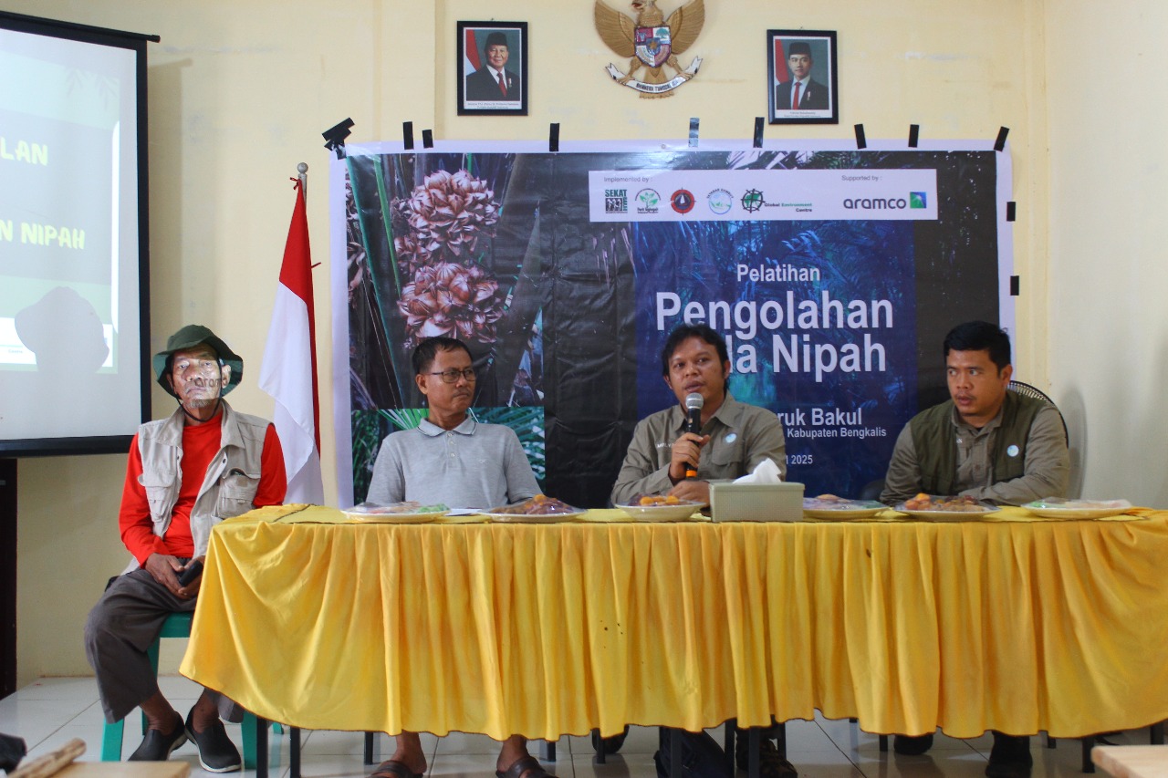 Hidupkan Ekonomi Berbasis Mangrove, Sejumlah Komunitas Ikuti Pelatihan Produksi Gula Nipah di Desa Buruk Bakul