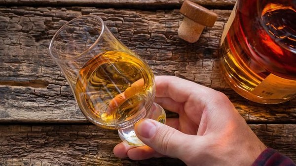 Korban Virus Corona Ini Klaim Sembuh dengan Minum Whisky Plus Madu