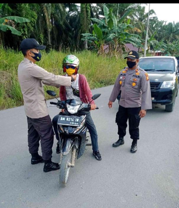 Stop Pengguna Jalan, Kapolsek Kerumutan Sosialisasikan Protokol kesehatan