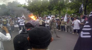 Pengunjuk Rasa Bakar Bendera Israel